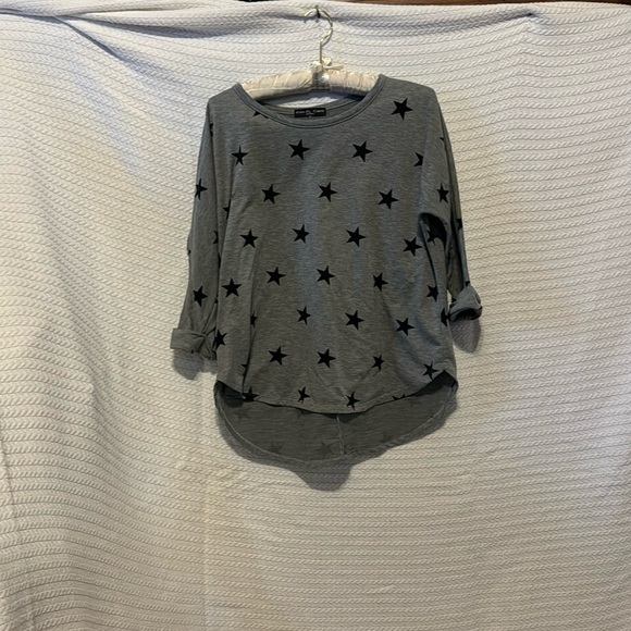 Tops - Kim and Cami half way long sleeve gray shirt with black stars size medium women
